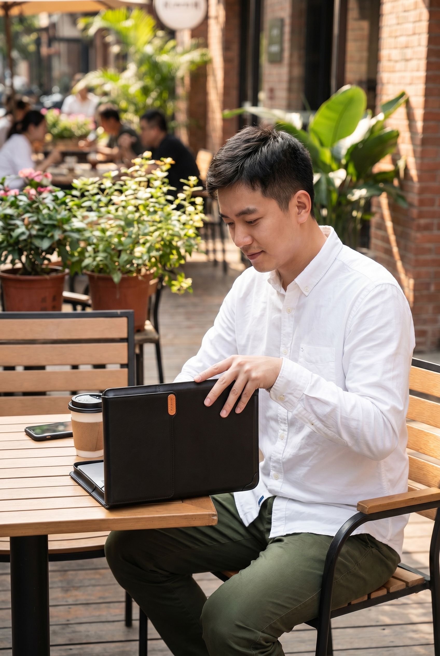 Tragbarer Laptop-Schutzhülle und Ständer für den Arbeitsplatz 